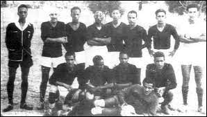 صورة نادرة لفريق نادي الإتحاد الطرابلسي من اليمين الى اليسار الواقفون اللاعب والحكم عبدالحفيظ التركي ابراهيم كفاله احمد image historical figures historical