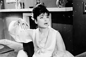 Εδώ παρουσιάζουμε τρεις σημαντικές ταινίες στην πορεία της τζένης καρέζη: Tlog3bnclyp3em