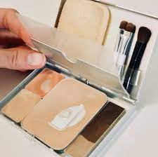 無印のアルミカードケースプッシュ式を使って メイクパレットを作ってみました 化粧品ってひとつひとつのケースが嵩張って場所取りますよね 何かいい収納方法はないかと調べていた時 この方法を見つけました ま メイクパレット ミニマリスト メイク 無印 カード