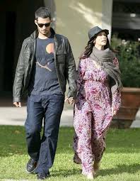 Jennifer Love Hewitt And Her Husband Brian Hallisay In Florida Jennifer Love Hewitt Jennifer Love Hewitt Shows Jennifer