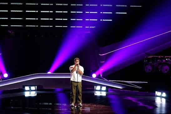 Contestant Gets Kelly Clarkson on Her Feet Singing "Die With a Smile" on  The Voice