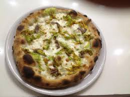 Eliminate il gambo e i pistilli e puliteli con una pezzuola leggermente inumidita e teneteli. Pizza Fiori Di Zucca E Alici Buonissima Picture Of Pizzeria Quaranta Fiumicino Tripadvisor
