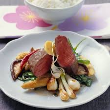 Rosa Gebratener Rehrucken Mit Asiatischen Aromen Rezept Rehrucken Rezepte Lebensmittel Essen