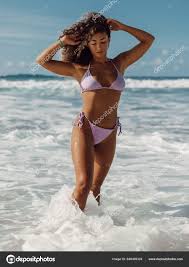 Mulher Bonita Biquíni Com Corpo Bronzeado Posando Praia Oceano Modelo —  Foto © Keola 648499324