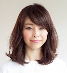 若見え効果抜群 丸みのある前髪で表情まで柔らかに 40代のミディアムヘア ヘアスタイリング 髪型 40代 ヘアスタイル