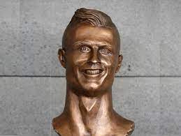 Cristiano ronaldo's latest statue looks nothing like him — and the internet is cracking up about it. Cristiano Ronaldo Statue In Madeira Der Kunstler Hat Eine Neue Buste Geschaffen Und Sie Sieht Grossartig Aus Der Spiegel