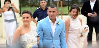 5 de febrero de 1984) es un futbolista argentino que se desempeña como delantero en el club atlético boca juniors de la liga profesional de fútbol. El Casamiento De Carlitos Tevez Y Vanesa Mansilla El Look De Los Novios Para El Civil
