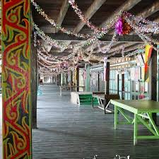 Beberapa hal yang terdapat pada latar belakang yaitu : Rumah Nyuka Longhouse Ulu Sarikei Visit Sarawak