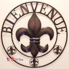 Shop over 800 fleur de lis decor from top brands such as blue area, calvin klein and livex lighting and earn cash back from retailers such as gilt, houzz and kohl's all in one place. Amazon Com Bestgiftever Metal 25 5 Circle Fleur De Lis Fdl Bienvenue Wall Hanging Decoration Yard Home Home Kitchen