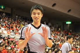 Bリーグの審判になるには、 jba公認ライセンスを取得する必要 があります。 jba公認ライセンスとはランクに合わせて、最も高いs級からa、ｂ、c、d、eがあり (eが最も低い)、s級の審判とa級の認められた1部の審判しかbリーグで笛を吹くことはできません。 ãƒã‚¹ã‚±ã‚¤ã‚±ãƒ¡ãƒ³ãƒ¬ãƒ•ã‚§ãƒªãƒ¼ Second Mylife
