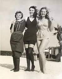 Love The Bikini On The Right Costumi Da Bagno Vintage Vestiti Vintage Vestiti Alla Moda