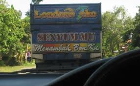 Hasil gambar untuk tulisan lucu di bak truk