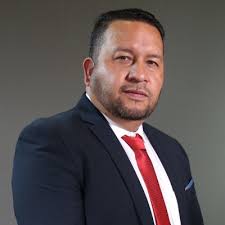 El primo de un amigo está emocionado de iniciar una nueva etapa, tuvo su  primer día en su trabajo con un ambiente agradable, tiene oficina, se  siente bienvenido. Es solo el inicio