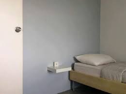 Warna biru dapat mengurangkan tekanan dan meberikan ketenangan, sesuai untuk korang yang balik tidur terus nak landing. Mengecat Bilik Tidur Tukang Cat Dinding