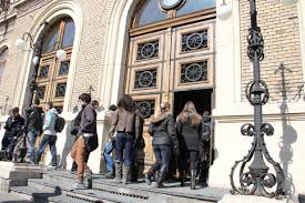 Multe dintre locurile de munca din cluj destinate persoanelor cu studii superioare, sunt oferite de companii din domeniul serviciilor financiare sau it: Lipsa StudenÈilor In Cluj Napoca Cat A Pierdut Clujul Din Cauza Lipsei StudenÈilor CriticaÈi De Localnici CÄ Distrug OraÈul Stiri De Cluj