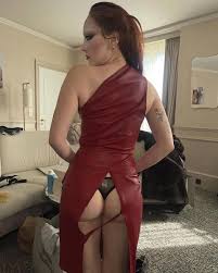 Chappell Roan Exposes Her Bare Butt After NSFW Wardrobe Malfunction at  Paris Fashion Week: Photo