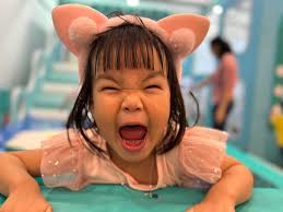 难得的聚会，却也是孩子们的快乐时光与未来大家族的代表黄家Ng Kwang Chen 刘家Calvin Low 相聚一下🫶  孩子们在一旁玩得尽兴，阿爸阿妈们也可以聊得舒心…