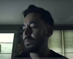 Chester bennington short hairstyle while talking about alternative metal, nu metal, alternative rock or rap rock one name that immediately comes to mind is chester bennington. Mike Shinoda Played His First Solo Show Over The Weekend Some Songs Required He Sing Chester S Parts Alan Cross
