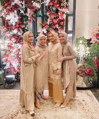 Lihat ide lainnya tentang model pakaian, model baju wanita, pakaian. 60 Model Gamis Pesta Mewah Brokat Modern Terbaru 2020 Bergaya