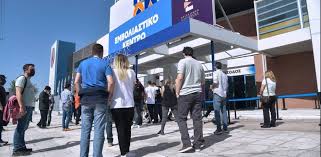 Προπληρωμένη κάρτα σε νέους 18 έως 25 ετών που θα κάνουν την πρώτη δόση του εμβολίου εντός του 2021 θα χορηγηθεί στους νέους, όπως ανακοίνωσε ο πρωθυπουργός. Mlqyov2vcc50em