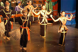 Ketiga, suku bugis juga memiliki jenis tarian tradisional sebagaimana kaum iban dan suku. Tarian Tradisional Kaum Iban