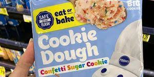 Those slightly bitter cookies with their supersweet filling nestle in a fudgy brownie. Pillsbury Cookie Dough With Oreo Pieces Is In Stores Now