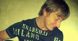 1/3 af Double D spiller på torvet