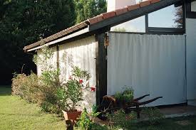 Die großen türelemente verbinden die terrasse mit dem wohnraum und die oberlichter bieten ein weitere lüftungsmöglichkeit. Planungshilfen Fur Seilspannsonnensegel Seilspannmarkisen Aussenbeschattung