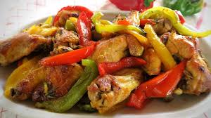 In una padella versate abbondante olio e aggiungetevi i peperoni puliti e tagliati a strisce piuttosto larghe. Pollo In Padella Con I Peperoni Ricetta Facile Youtube