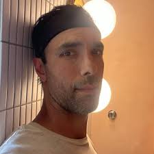 Are Toyota Tundra door hinges supposed to stay open?