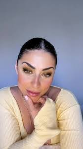 Holly Conte's Instagram, Twitter & Facebook