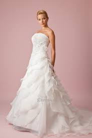 Abito da sposa con gonna drappeggiata dalle sfumature bianco/grige. Non Solo Bianco Tutti I Colori Del Vestito Nuziale Blog Consigli Matrimonio E Styles