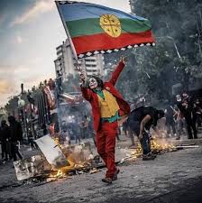 Gran bandera mapuche, desplegada en el fontis de la carcel de temuko, en apoyo a los presos políticos mapuche en huelga de hambre. Alvaro Diaz On Twitter Es Increible El Nuevo Imaginario Que La Protesta Construye El Joker Una Figura De Historietas Y Holliwood Reaparece Reencarnado Los Adolescentes Y Los No Tanto Retoman Su Antisistemismo