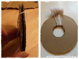 Coupez dans du carton 2 cercles du diamètre souhaité. Comment Faire Un Pompon 7 Techniques 1 Jeu La Cour Des Petits