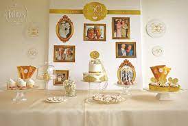 Las mesas rectangulares evocan esas reuniones familiares en las que la buena no cualquier pareja llega al aniversario número 50, por esto te ofrecemos las mejores ideas en decoracion para bodas de oro. Bodas De Oro Bodas De Oro Bodas De Oro Ideas Aniversario De Oro