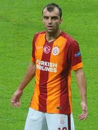 In lacrime, come un bambino, è arrivato all'apice della sua carriera, pure con la maglia della sua amata macedonia. Goran Pandev Wikipedia