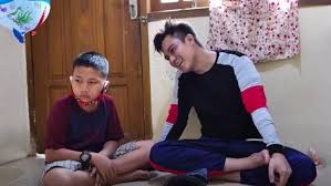 Agama islam kerana hendak berkahwin dengan suaminya yang beragama islam, dari yang aku tahu dari kak nah, suaminya meninggal dua tahun. Baim Wong Angkat Anak Laki Laki Sebagai Anggota Keluarga