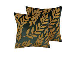 Cuscino rotondo in velluto con bottone centrale ideale per aggiungere un tocco di stile alla tua casa. Set Di 2 Cuscini Decorativi In Velluto Motivo A Foglie 45x45cm Verde Smeraldo Mistletoe Beliani It