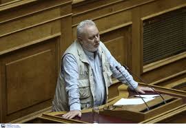 Στο δίσκο τραγουδούν ο γρηγόρης ψαριανός, ο δημήτρης κοντογιάννης και η ελευθερία αρβανιτάκη, η οποία εκείνο τον καιρό (1982) τραγουδάει ακόμα με την οπισθοδρομική κομπανία. O Grhgorhs Psarianos Dioristhke Sto Grafeio Toy Panagiwth Pikrammenoy