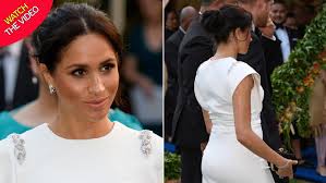 Mar 06, 2020 · in the photos, meghan can be seen wearing an all white ensemble, which is believed to be a roland mouret skirt paired with an affordable blouse from topshop with sheer voluminous sleeves. Meghan Markle S Stunning White Dress Has A Powerful Message Behind It And It S Easy To See Why She Picked It Mirror Online