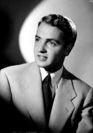 Raúl Farrel, en tres cuartos de perfil hacia la derecha, viste formal,  retrato