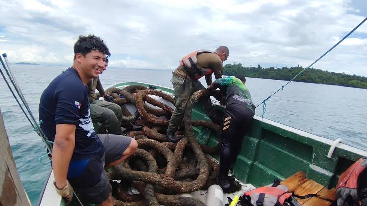Retiran soga marina de 23 metros de un arrecife coralino en el Parque Nacional Coiba