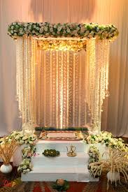 From wedding ceremony to wedding reception, or from rustic to elegant, you'll find wedding decor inspiration for any budget or diy project. Simple Flower Decoration At Home For Wedding