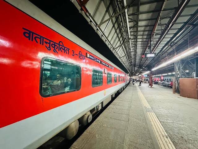 भोपाल के यात्रियों को बड़ी सौगात! रानी कमलापति–अगरतला एक्सप्रेस अब 22 LHB  कोच से चलेगी क्या LHB कोच से लंबी दूरी का रेल सफर ज्यादा आरामदायक हुआ ...