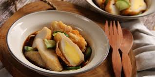 Sesuai namanya, pempek kapal selam ini berbentuk besar dalamnya diisi dengan satu buah telur. Pempek Kapal Selam Dream Co Id