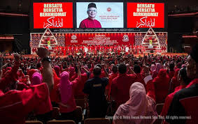 Upacara menaikkan bendera perhimpunan agung umno 2019. A Message Of Unity Umno General Assembly 2016 Day One Foto Astro Awani