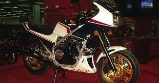 hondaのv型時代のフラッグシップモデル honda vf750fです すでに発表 国内販売もされているセーバー マグナ シャフトドライブ に続いてのチェーンドライブ スーパースポーツモデルでした 水冷dohc4バルブ アルミ風角形スチールフレーム 16インチフロントタイ