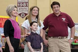 Plus plat et moins drôle elle se présente finalement comme un show presque à part entière. Young Sheldon Saison 1 Un Scientifique En Herbe Des Repas De Famille Et Soft Kitty Critictoo Series Tv