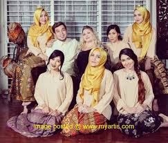 Pada pagi khamis itu, emma maembong telah sah bergelar isteri kepada seorang juruterbang. 19 Gambar Aksi Keluarga Besar Maembong Beraya Jangan Terkedu Dengan Baju Raya Emak Emma Maembong Dari Mia