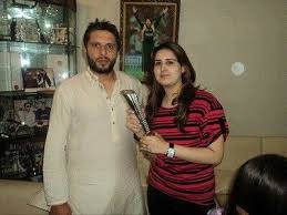 Shahid Afridi With Wife Shahid Afridi Pakistan Cricket Team Cricket Teams